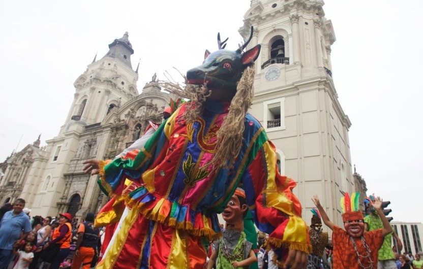 Pasacalle artístico durante evento cultural organizado por D'Primera Eventos.