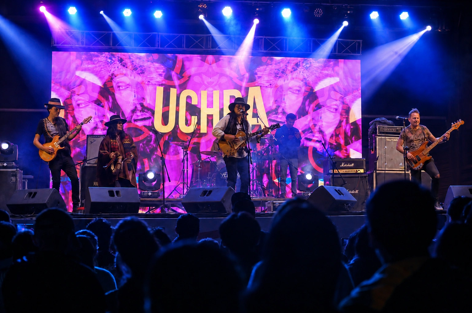 UCHPA en concierto con pantalla LED e iluminación escénica