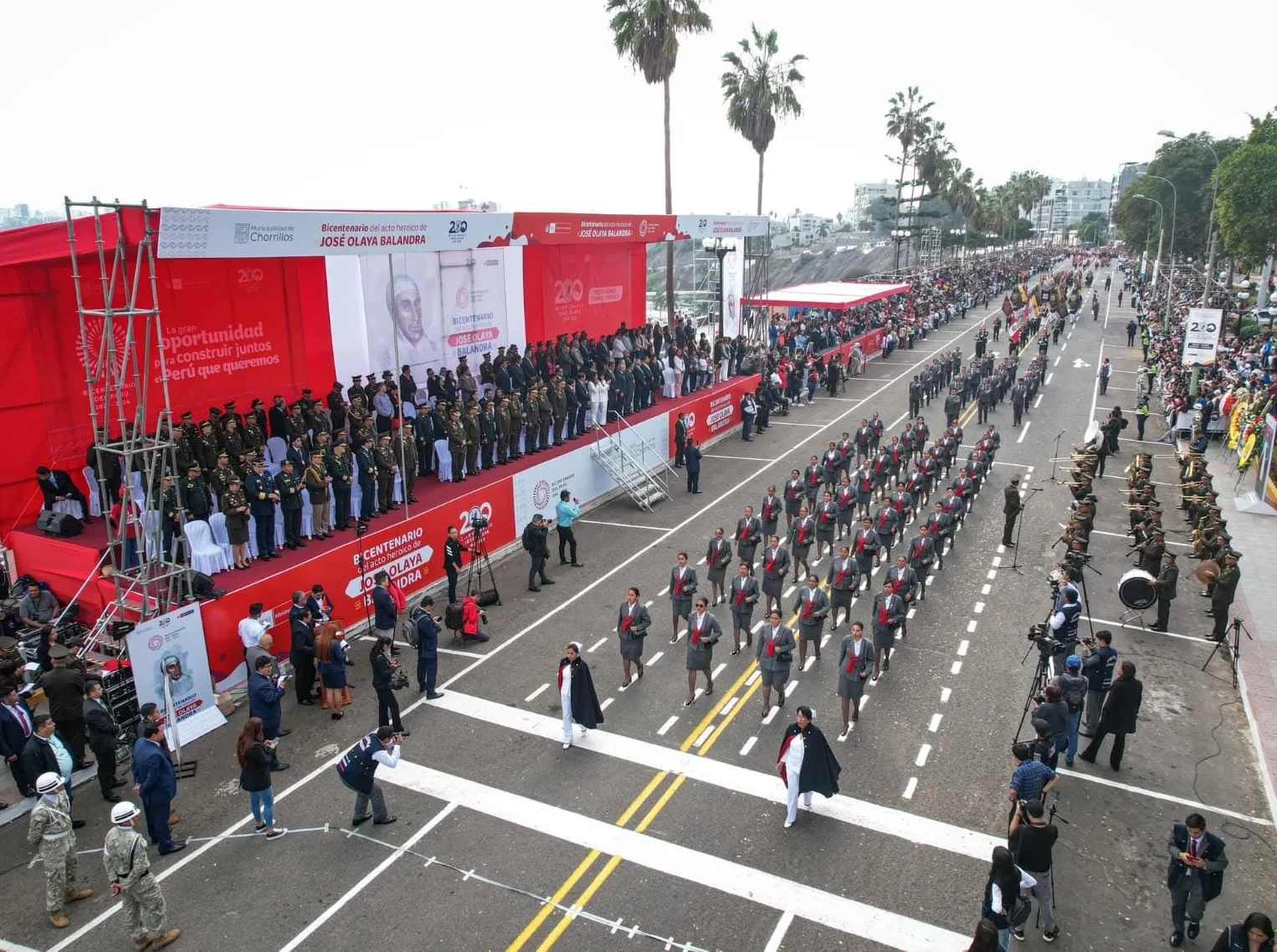 Desfile cívico-militar del Bicentenario de José Olaya Balandra con delegaciones y estrado oficial.