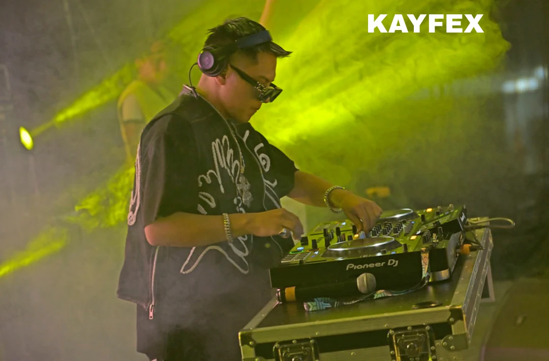DJ Kayfex durante su presentación en vivo con iluminación escénica.