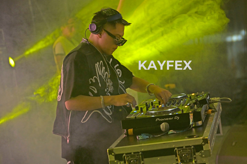 KAYFEX en cabina de DJ durante concierto producido por D'Primera Eventos