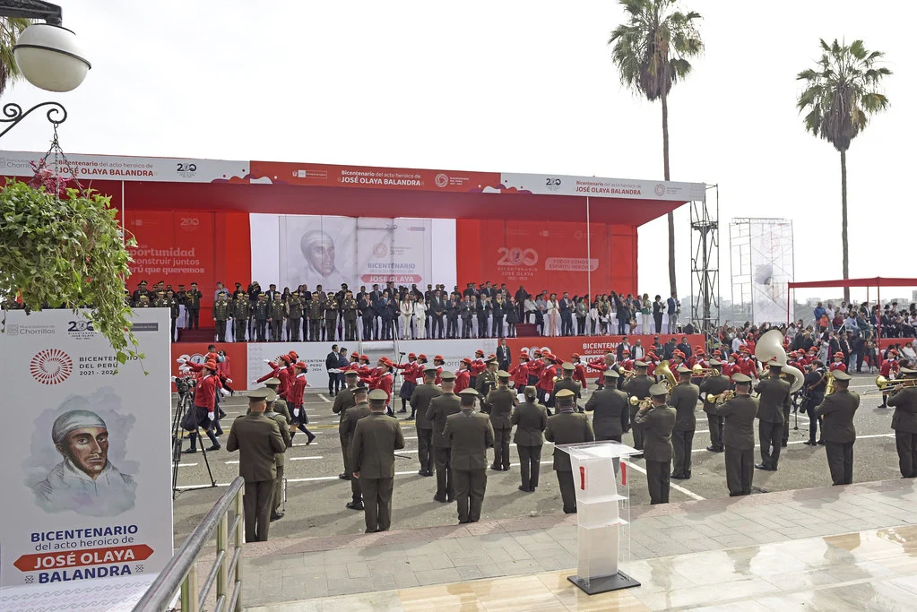 Ceremonia por el Bicentenario del acto heroico de José Olaya Balandra con banda militar y autoridades.