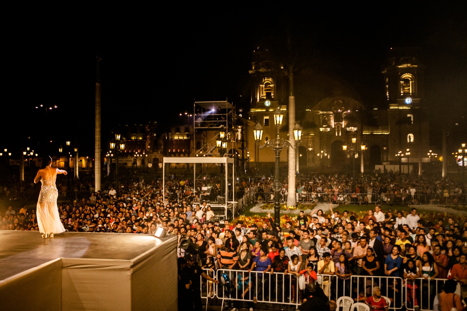 Evento masivo nocturno con artista en escenario