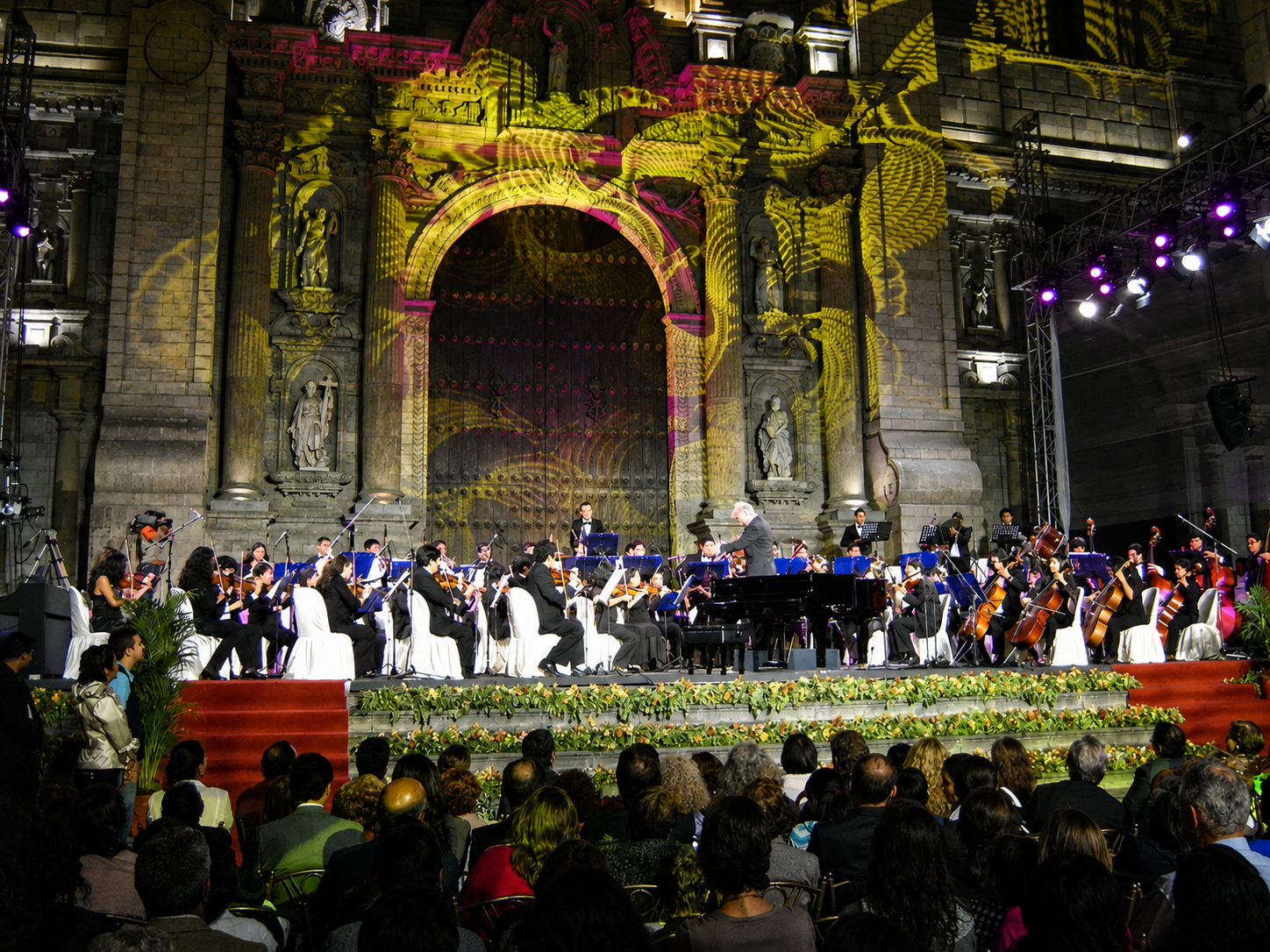 Concierto sinfónico frente a fachada monumental
